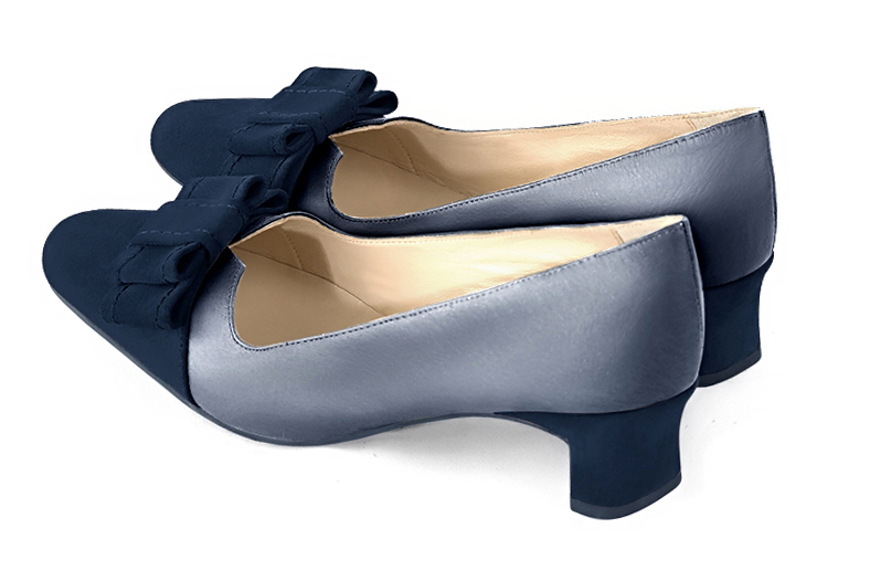 Navy blue women's dress pumps, with a knot on the front. Round toe. Low kitten heels. Rear view - Florence KOOIJMAN